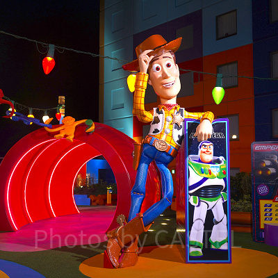 ウッディの像は夜の撮影もオススメ