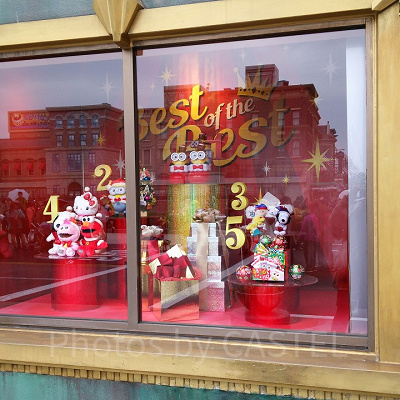 USJ「ユニバーサル・スタジオ・スーベニア」のショーウインドウからもお土産ランキングが確認できる