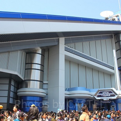 大きな建物のなかで宇宙旅行を楽しめます！！