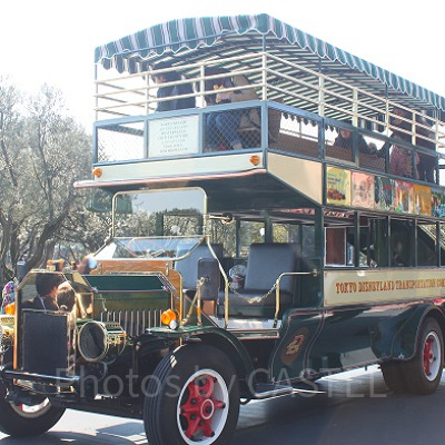 2階建てのバスでディズニーランドを一周できます