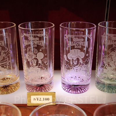 グラスには名前や記念日を彫ってもらうこともできます