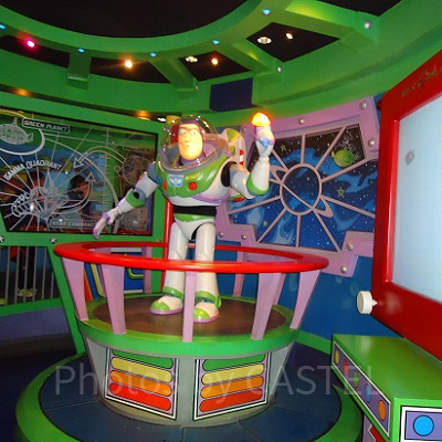 アトラクション内でバズに会えます！