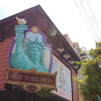 自由の女神の看板が目じるし