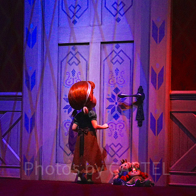 エルサの部屋を訪れた幼少期のアナ〔アナとエルサのフローズンジャーニー〕