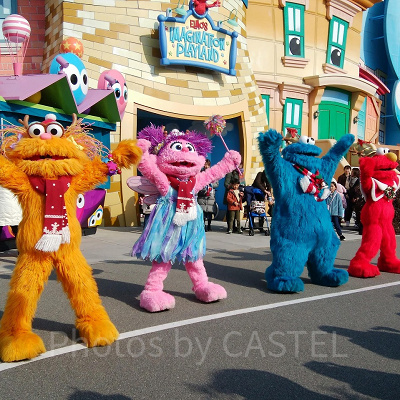 ゾーイはセサミストリートの女の子モンスター（左端）