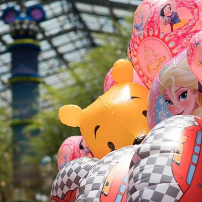 風船を持ったままアトラクションは乗れる キャステル Castel ディズニー情報