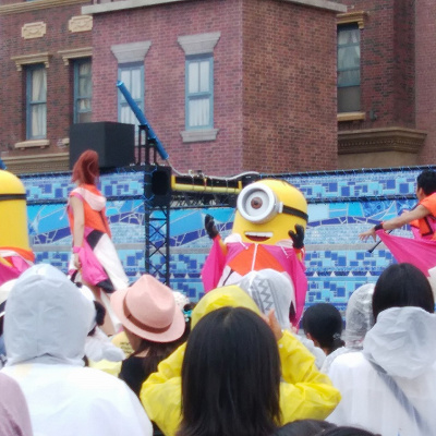 ミニオンクールファッションショー ピンクの衣装を身につけたミニオンたち キャステル Castel ディズニー情報
