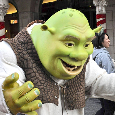 ユニバのグリーティングに登場する緑の怪物も人気者 キャステル Castel ディズニー情報