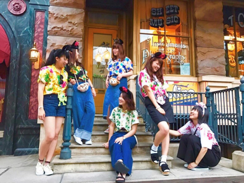 夏】ディズニーアロハシャツコーデ15選！夏におすすめの服装！パークで