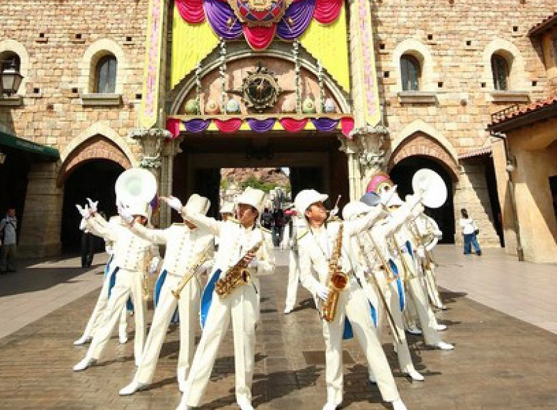ディズニーキャストのバッジ】胸元に輝くキャストピンとは