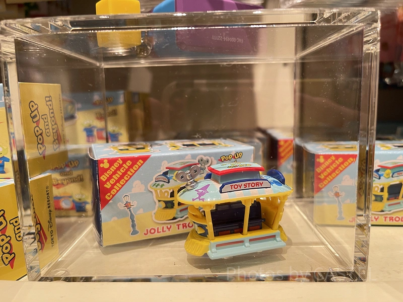 ディズニートミカ アトラクション5種セット A luxury vehicle designed with the logos of each anniversary