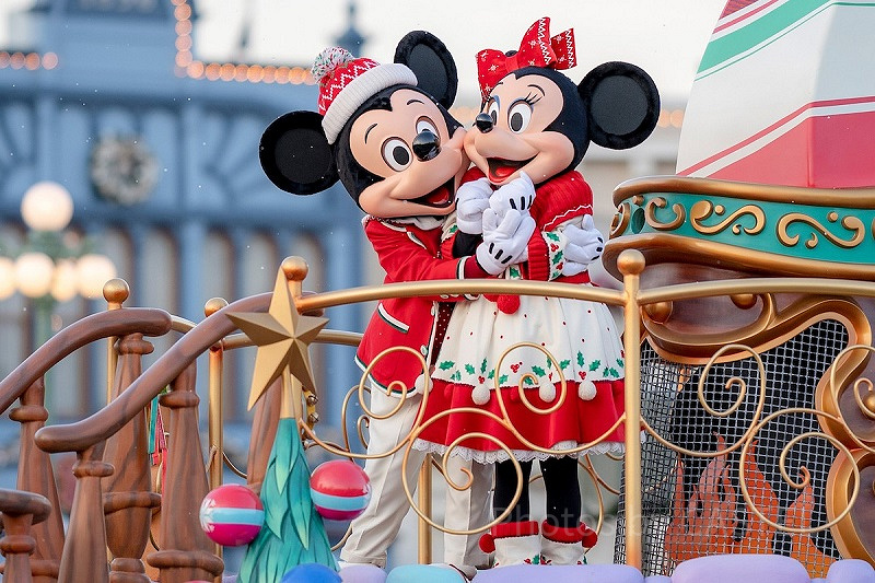 【2023】ディズニーで買えるクリスマスプレゼントまとめ！性別・年代別のおすすめ紹介