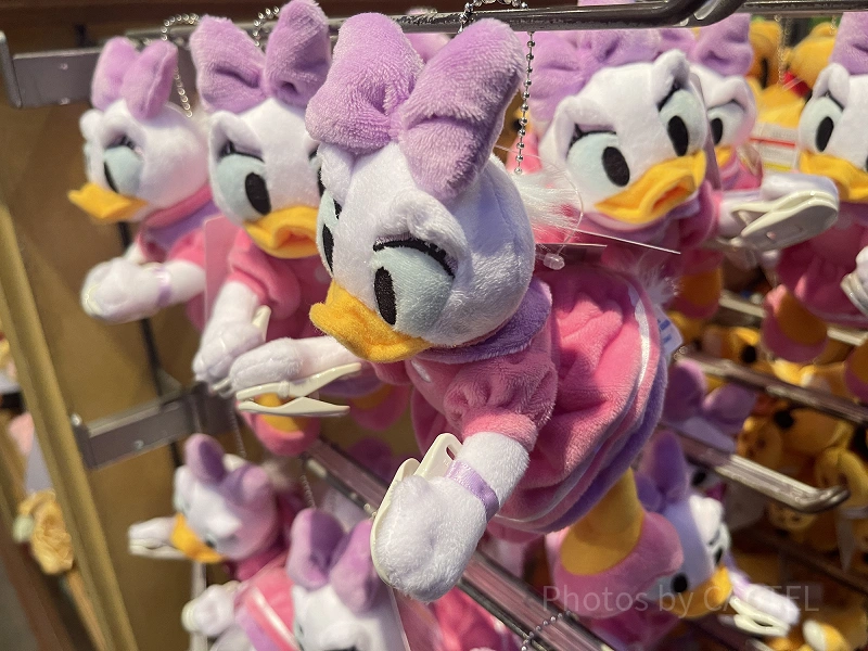 2026】ディズニーで買えるデイジーグッズ34選！ぬいぐるみやキー