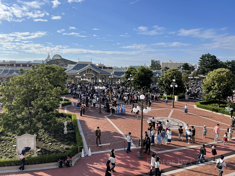 最新】ディズニー開園待ち徹底ガイド！早まる開園時間！何時から並ぶべき？混雑状況や入園の流れを解説！