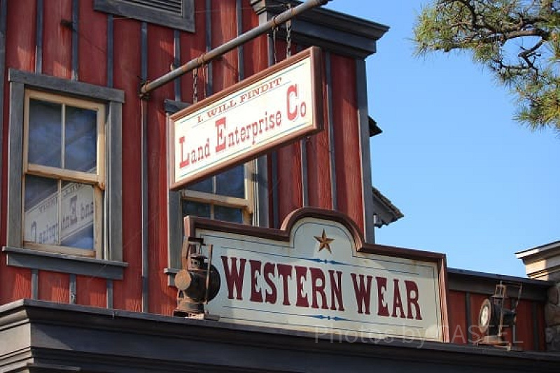 【ウエスタンウエア】ディズニーランドの西部グッズ販売ショップ！場所やBGS、取り扱い商品まとめ レザーアイテムや民芸品も！