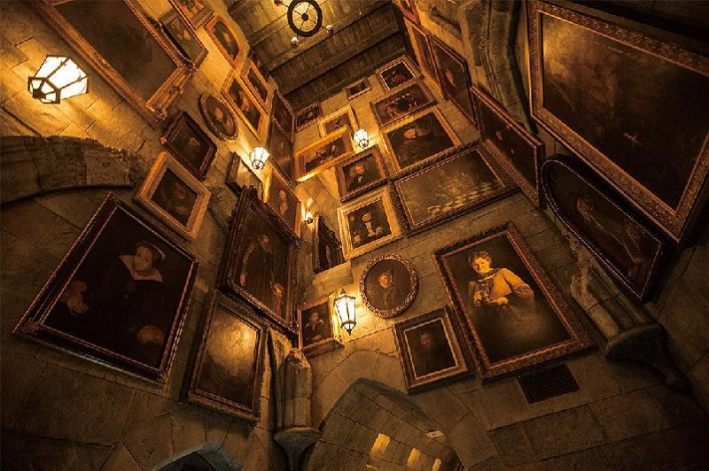 Usj ホグワーツ キャッスルウォークで城内を探検 グリフィンの彫像や肖像画の部屋も