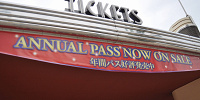 ユニバの年パス販売中の看板　| キャステル | CASTEL ディズニー情報