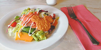 スモークサーモントラウトとアボカドのサラダ| キャステル | CASTEL ディズニー情報