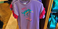 ユニバの新恐竜グッズ「ジュラシック・パーク  I’M EVOLVING」Tシャツ（パープル）| キャステル | CASTEL ディズニー情報