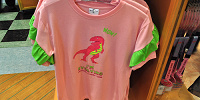 ユニバの新恐竜グッズ「ジュラシック・パーク  I’M EVOLVING」Tシャツ（ピンク）| キャステル | CASTEL ディズニー情報