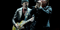 U2のボーカル・ボノ（右）| キャステル | CASTEL ディズニー情報