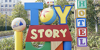 トイ・ストーリーホテルの写真映えスポット①：タイトルロゴ| キャステル | CASTEL ディズニー情報