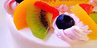 プレートには「Happy Birthday」の文字が| キャステル | CASTEL ディズニー情報