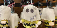 ユニバハロウィン2022グッズ：チャーリー・ブラウンぬいぐるみキーチェーン| キャステル | CASTEL ディズニー情報