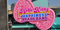 ハローキティハピネスブラスバンド看板| キャステル | CASTEL ディズニー情報
