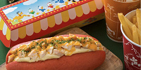 ディズニー冬フード：グラタンドッグ（チキン＆BBQソース）| キャステル | CASTEL ディズニー情報