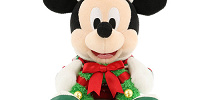 クリスマスリースを持ったミッキーのぬいぐるみ| キャステル | CASTEL ディズニー情報