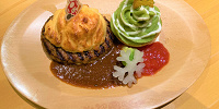 シェフ特製グラタン・ハンバーグステーキ＆マッシュポテトのツリー（パンまたはライス付）| キャステル | CASTEL ディズニー情報