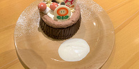 シェフ特製の切り株ケーキ ～チョコレート～| キャステル | CASTEL ディズニー情報