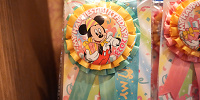 ミッキーバースデーロゼット（ディズニー誕生日グッズ2023）| キャステル | CASTEL ディズニー情報