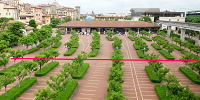 7:40ごろには赤いラインの場所までゲストで埋まっていました| キャステル | CASTEL ディズニー情報
