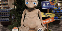 E.T.の特大ぬいぐるみ| キャステル | CASTEL ディズニー情報