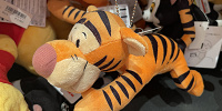 ティガーの肩のせぬいぐるみ| キャステル | CASTEL ディズニー情報