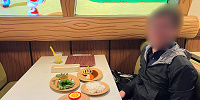 キノピオカフェの席で記念撮影| キャステル | CASTEL ディズニー情報