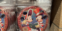 ディズニークリスマスグッズ2023：カンバッジ 2023年11月07日(火)発売| キャステル | CASTEL ディズニー情報
