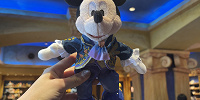 ミッキーぬいぐるみバッジ（ファンタジースプリングスグッズ）| キャステル | CASTEL ディズニー情報