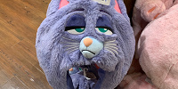 ユニバにいる紫の猫は誰？映画『ペット』に登場するクロエを紹介！ユニバで被り物やグッズを販売中
