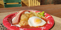 チキンのオーブン焼き、ベーコン、エッグ、ライス添え| キャステル | CASTEL ディズニー情報