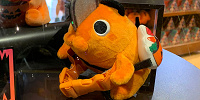 ポチタのだきつきマスコット(USJチェンソーマングッズ）| キャステル | CASTEL ディズニー情報