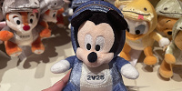 ミッキーぬいぐるみバッジ(ディズニーお正月グッズ2025)| キャステル | CASTEL ディズニー情報