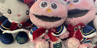 ユニバクリスマスグッズ2024：モッピーのサンタぬいぐるみ| キャステル | CASTEL ディズニー情報