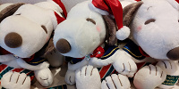 ユニバクリスマスグッズ2024：スヌーピーのサンタぬいぐるみ| キャステル | CASTEL ディズニー情報