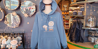 ユニバクリスマスグッズ2024：パーカー（冬服スヌーピー&チャーリー）| キャステル | CASTEL ディズニー情報