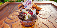 DKクラッシュ・ホットシェイクサンデー～バナナチョコ・フレーバー～：1,400円| キャステル | CASTEL ディズニー情報