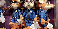 上海ディズニーズートピアグッズ：ニックの警官ぬいぐるみ(M)| キャステル | CASTEL ディズニー情報