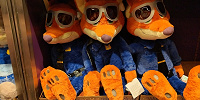 上海ディズニーズートピアグッズ：ニックの警官ぬいぐるみ(L)| キャステル | CASTEL ディズニー情報
